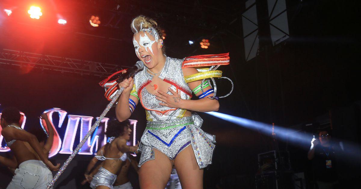 How JoJo Siwa’s “rebrand” got so messy