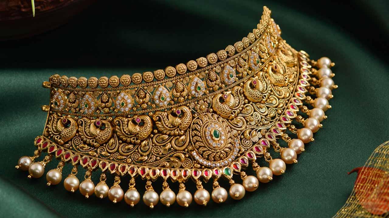 Huge jump in gold price of Rs3,900 per tola