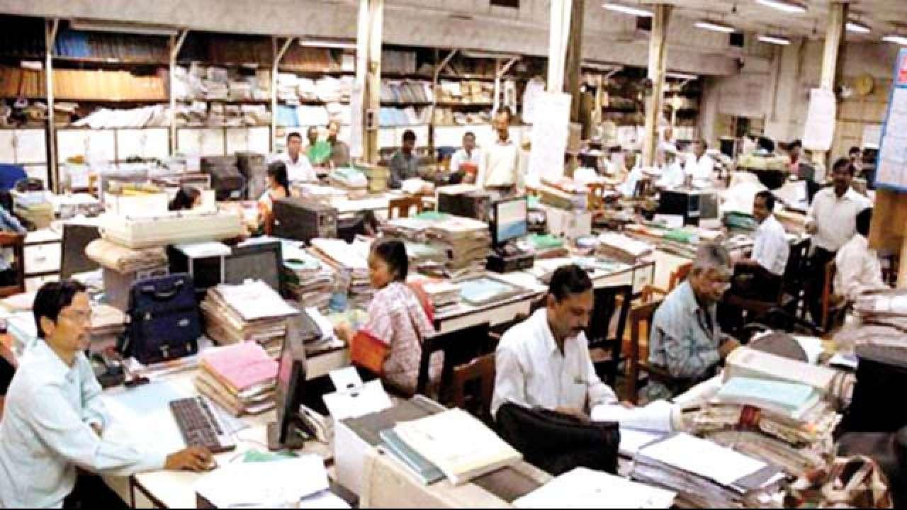 ویکسینیشن نہ کروانے والے سرکاری ملازمین کے خلاف کاروائی کا عندیہ