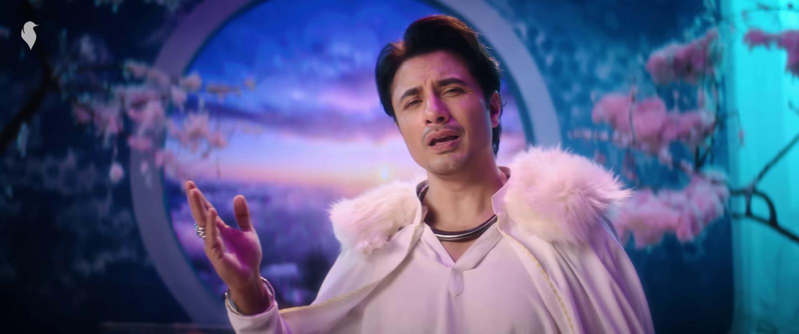 معروف گلوکار اور فنکار علی ظفر کی آواز میں قصیدہ بردہ شریف نئے انداز میں پیش 