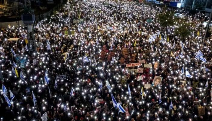 جنگ بندی کی خلاف ورزی  اور سکیورٹی ایجنسی چیف کو ہٹانے کے خلاف ہزاروں افراد کا مظاہرہ