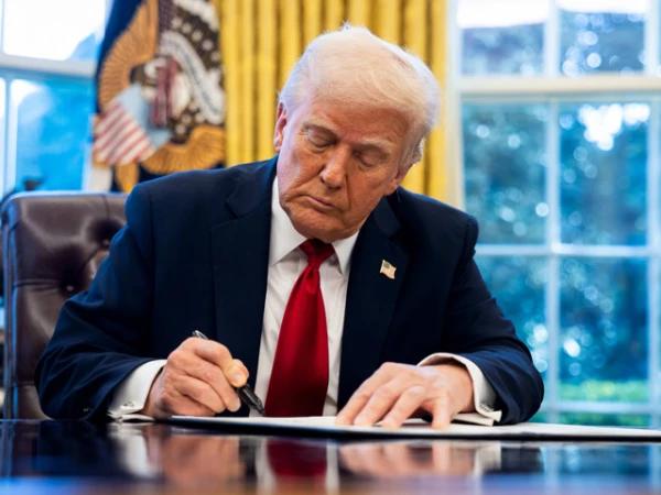 ڈونلڈ ٹرمپ نے امریکہ میں درآمد شدہ گاڑیوں 25 فیصد ٹیرف عائد کر دی