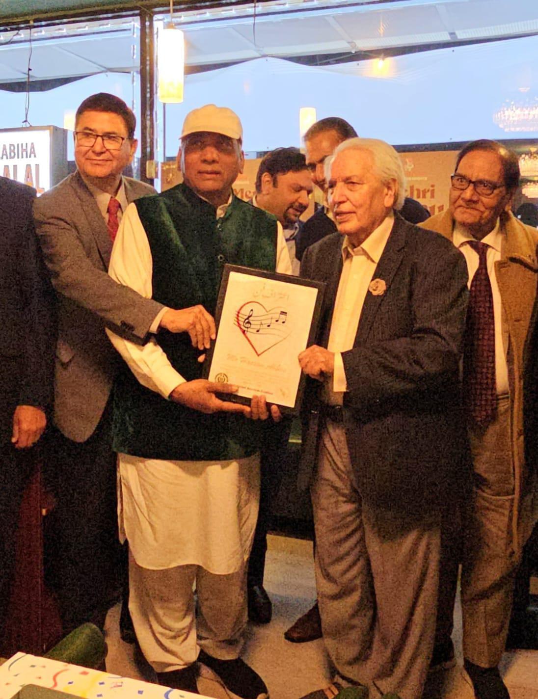 کامیڈین حسن عباس کو یوم پاکستان کے موقع پر نیویارک میں اعتراف فن ایوارڈ سے نواز دیا گیا