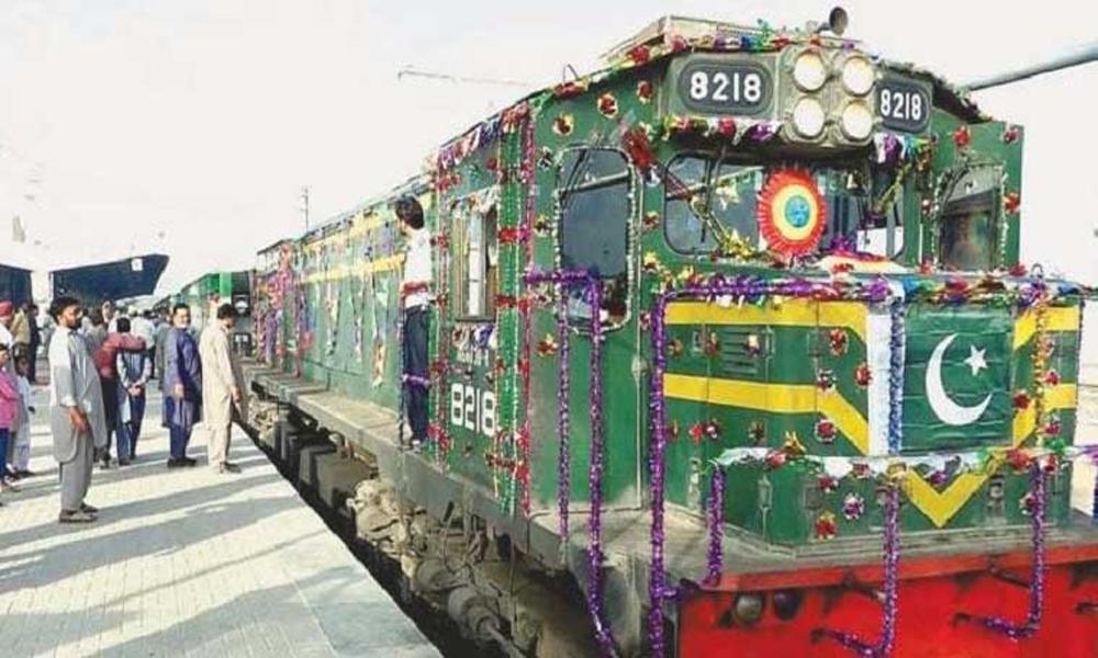 Eid special train leaves Quetta for Peshawar carrying over 400 passengers