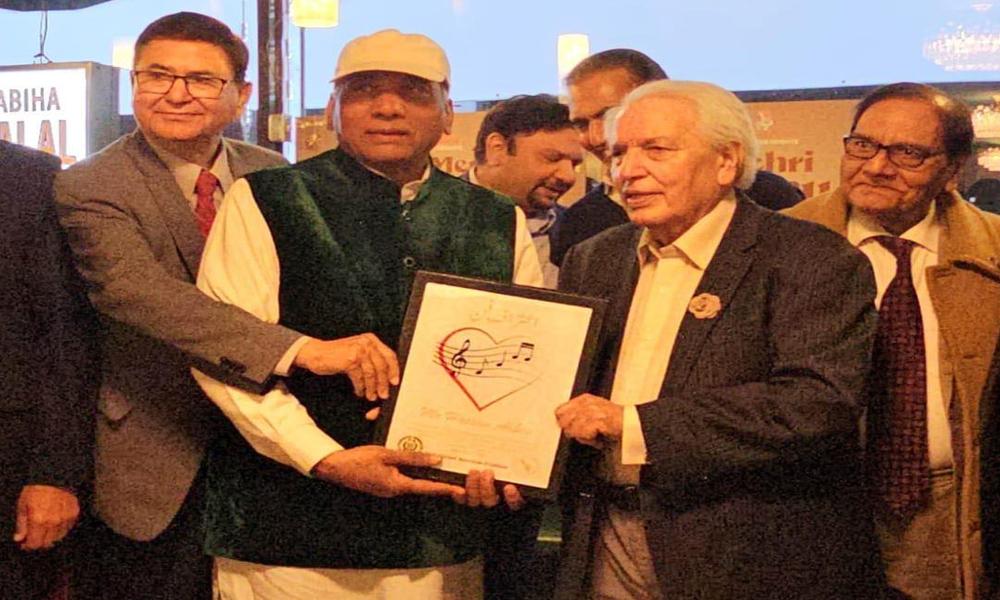 Comedian Hassan Abbas honored with Confessional Art Award in New York