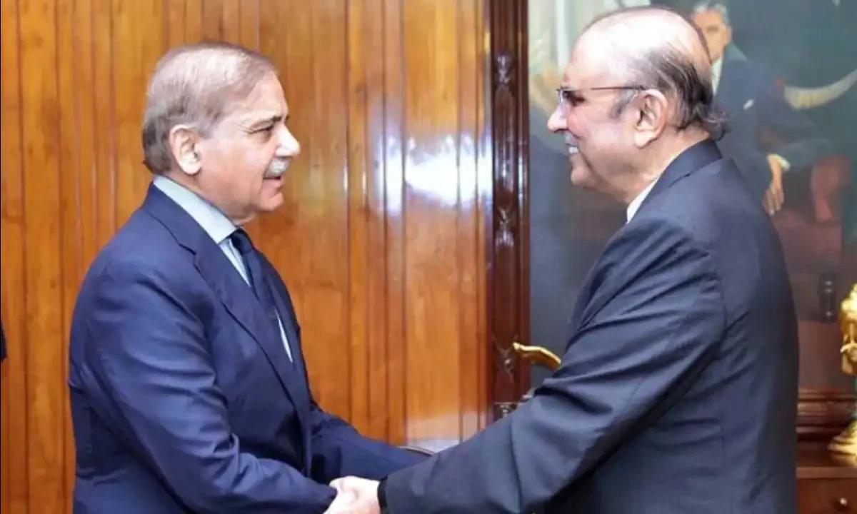 اپنی صفوں میں اتحاد پیدا کریں، ایک دوسرے کا سہارا بنیں، صدر اور وزیراعظم کی قوم کو عید  کی مبارکباد