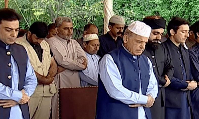 وزیر اعظم سمیت دیگر سیاسی رہنماؤں نے نماز عید کہا ں ادا کی؟