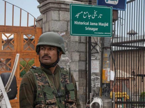 مودی سرکار کی ہٹ دھرمی جاری ،مقبوضہ کشمیر میں عید کی نماز سے بھی روک دیا