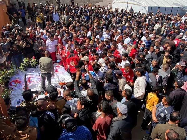 غزہ میں لاپتہ ہونے والے ریڈ کریسنٹ کے 15 امدادی کارکنوں کی لاشیں اجتماعی قبر سے برآمد