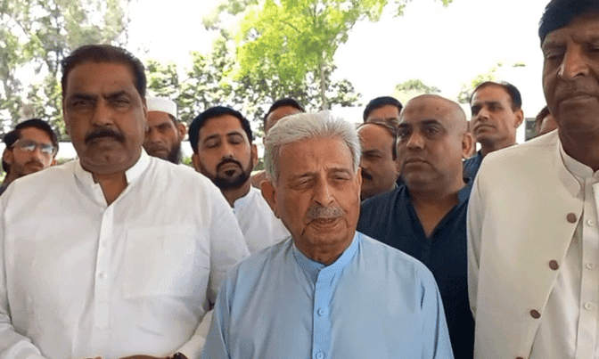 ملک میں سیاسی استحکام کیلئے پی ٹی آئی سمیت ہر جماعت سے بات چیت کیلئے تیار ہیں ، رانا تنویر