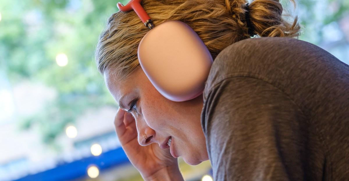 Apple stumbles with latest AirPods Max firmware