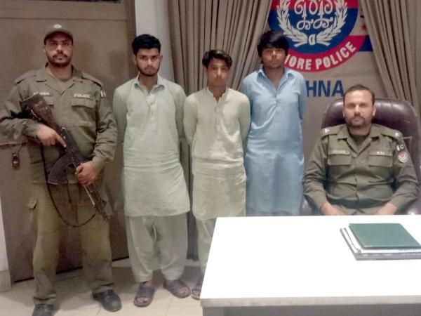 پولیس کی کارروائی ،بچے کو فصلوں میں لے جا کر اجتماعی بدفعلی کرنے والے 3 ملزمان گرفتار