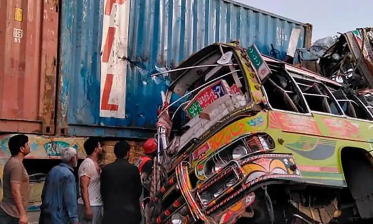 کرک میں  افسوسناک ٹریفک حادثے، کنٹینر اور کوچ  کے  تصادم سے  10 افراد جاں بحق، 5 زخمی