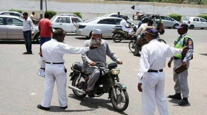 Karachi to enforce Rs15,000 fine for breaking one-way traffic rules
