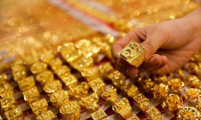 Gold price plummets Rs2,300 per tola in Pakistan