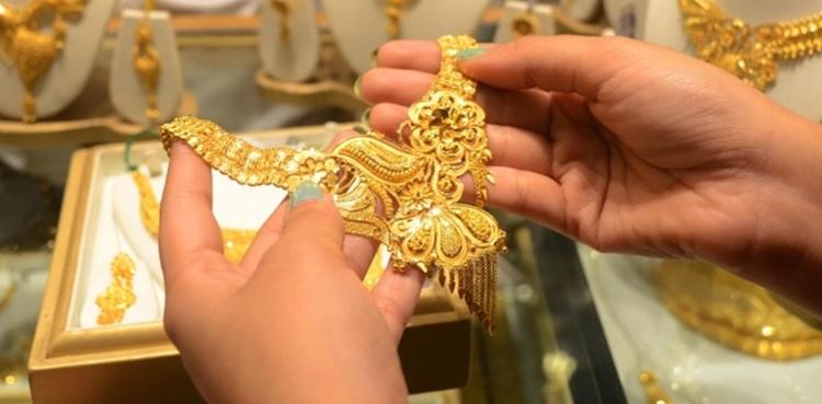 Gold prices fall globally and locally; silver unchanged