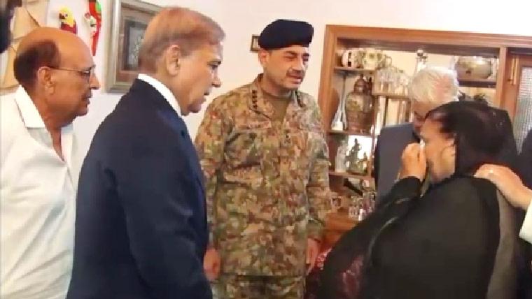 وزیراعظم اور  آرمی چیف کی سکواڈرن لیڈر عثمان یوسف شہید کے گھر آمد، اہلخانہ سے تعزیت