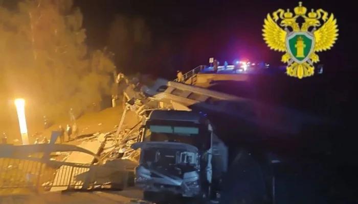 روس میں مسافر ٹرین پر پُل گر گیا، ڈرائیور سمیت 7 افراد ہلاک جبکہ 30 زخمی
