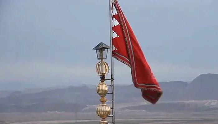 اسرائیل کے ایران پر حملوں کے بعد قُم میں واقع مسجد جُمکران پر سرخ پرچم لہرا دیا گیا