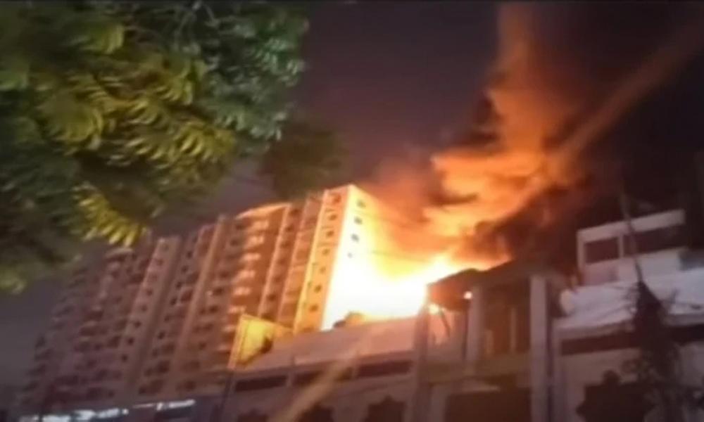 Fire breaks out in Karachi shopping mall