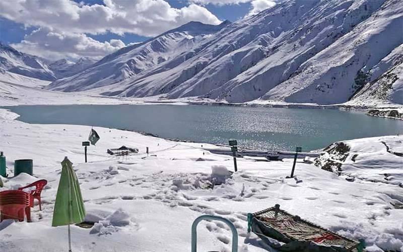ناران : گلیشیر کے نیچے آکر ایک ہی خاندان کے تین سیاح جاں بحق 