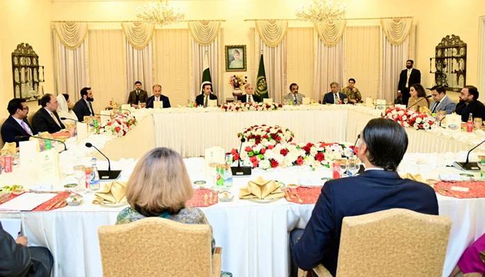 وزیراعظم کا سفارتی وفد کے اعزاز میں عشائیہ، بھارتی پروپیگنڈا بے نقاب کرنے پر خراجِ تحسین