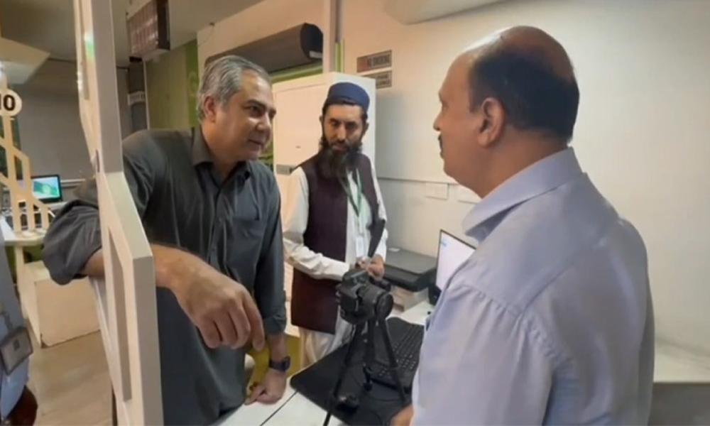 Mohsin Naqvi surprisingly visits NADRA Mega Center, people satisfied