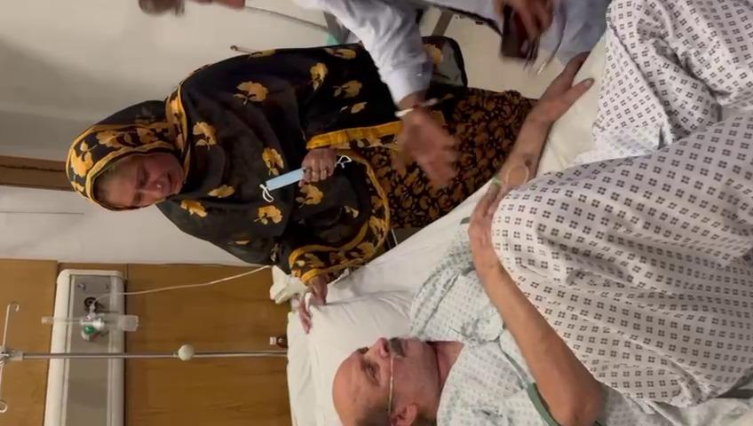 گلوکارہ نصیبو لال نغمہ نگار الطاف باجوہ کی عیادت کیلئےاسپتال آمد