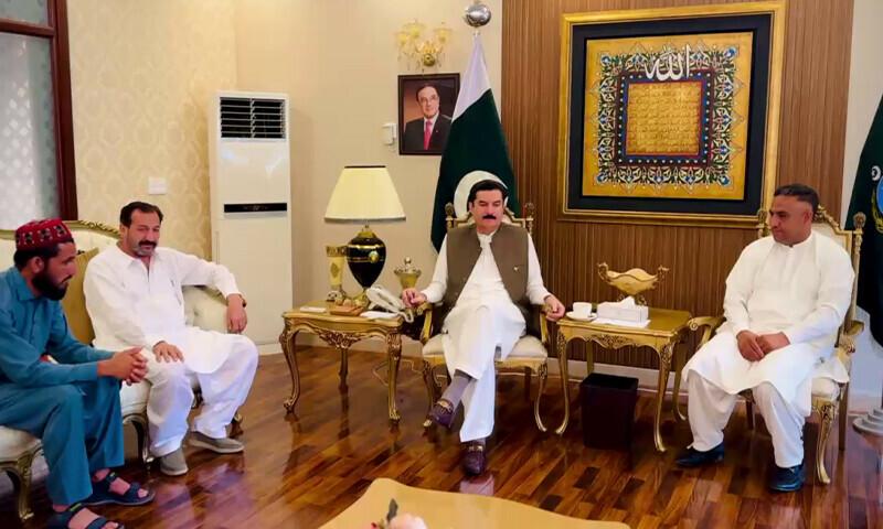 گورنرکے پی  کا نے سیاحوں کی جان بچانے والے دونوں نوجوانوں کو عمرےپر بھیجنے کا اعلان
