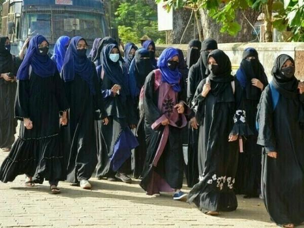 قازقستان نے عوامی مقامات پر خواتین کے نقاب پہننے پر پابندی عائد