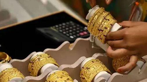 Gold prices decline amid global market downturn