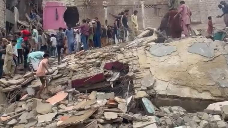 کراچی :لیاری میں پانچ منزلہ رہائشی عمارت زمین بوس ،متعدد افراد ملبے تلے دب گئے