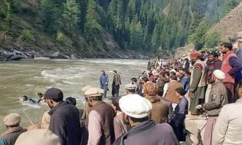 مظفرآباد: سیاحوں کی گاڑی دریائے نیلم میں جاگری، 6 افراد جاں بحق،ایک زخمی