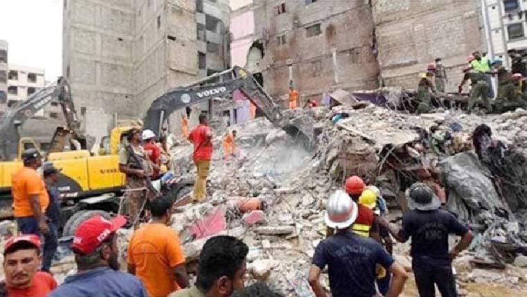 کراچی میں منہدم عمارت سے مزید 4 لاشیں برآمد، اموات 25 ہوگئیں