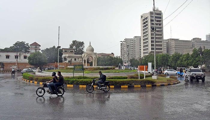 Monsoon drizzle brings pleasant weather to Karachi
