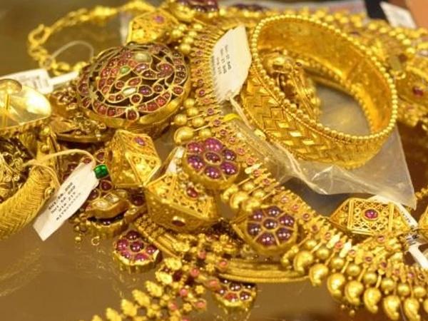 عالمی و مقامی مارکیٹوں میں سونا ہزاروں روپےسستا ،فی تولہ کتنے کا ہو گیا؟