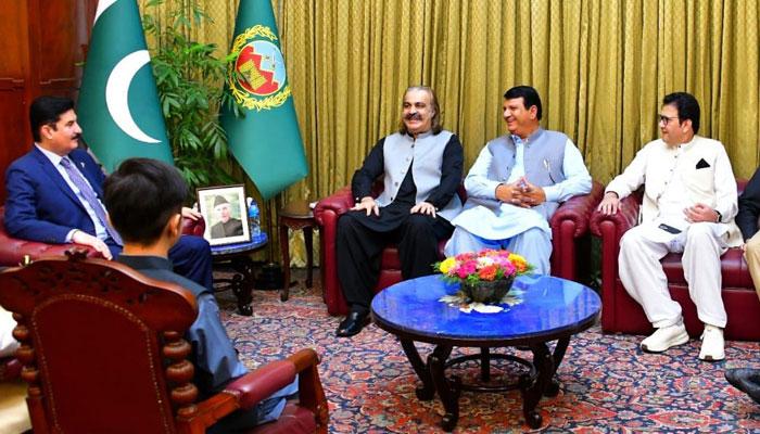 سیاسی کشیدگی کے بعد گرمجوش ملاقات: گنڈاپور، کنڈی اور امیر مقام میں مسکراہٹوں کا تبادلہ