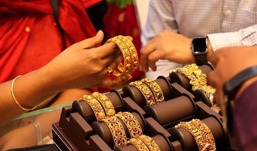 Gold prices drop in global and local markets