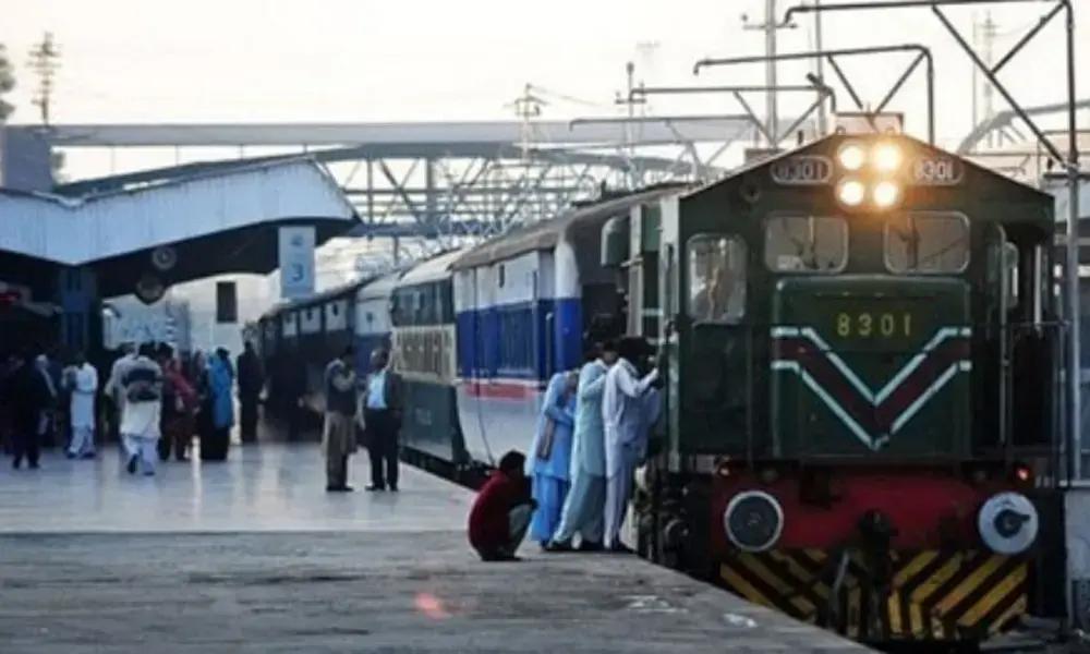 ڈیزل کی قیمت میں اضافے کے بعد مسافر ٹرینوں کے کرایوں میں 2 فیصد اضافہ