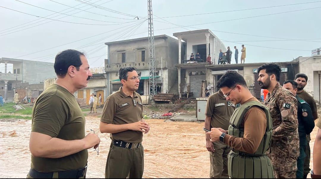 Jhelum police rescue 400 citizens during flash floods, receive appreciation from IGP