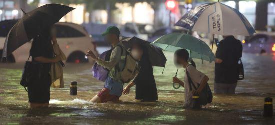 Heavy rains disrupt life in South Korea, claim 4 lives