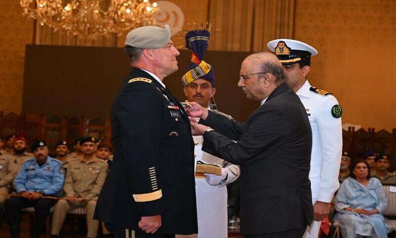 پاکستان نے امریکی جنرل مائیکل کوریلا کو نشانِ امتیاز (ملٹری) سے نوازا گیا