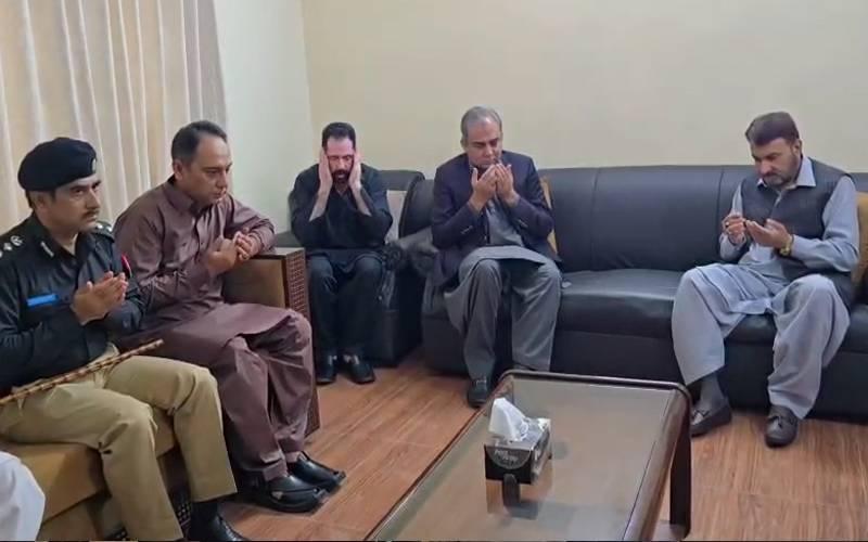 مظفر آباد: محسن نقوی کی شہید میجر رب نواز کے گھر آمد ،اہل خانہ سےاظہار تعزیت 