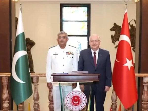 نیول چیف نوید اشرف کو ترکیہ میں اعلیٰ عسکری اعزاز سے نوازا گیا