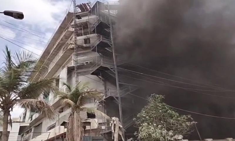 لانڈھی ایکسپورٹ پروسسنگ فیکٹری زون میں خوفناک آتشزدگی، پانچ منزلہ عمارت منہدم، 7 افراد زخمی 