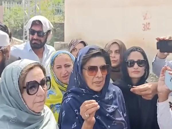 پولیس نے بانی پی ٹی آئی کی بہنوں علیمہ خان اور نورین نیازی کو تحویل میں لینے کے بعد رہا کر دیا