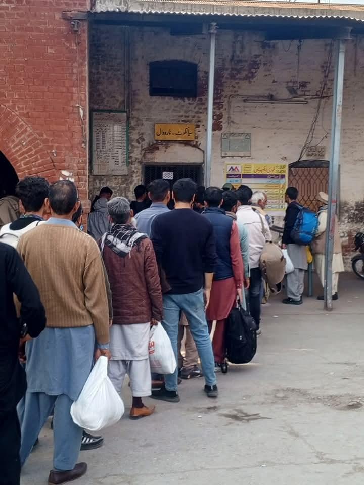 وزیر ریلوے کے مسافروں کو سہولیات کی فراہمی کے احکامات کو لاہور انتظامیہ نے ہوا میں اڑا دیا