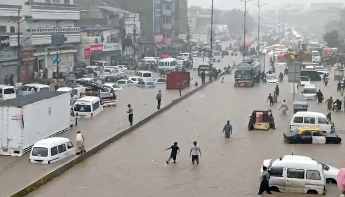 کراچی  میں موسلا دھار بارش کے بعد  کئی علاقے 24 گھنٹے بعد بھی بجلی سے محروم