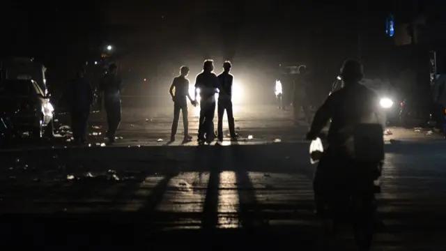 کراچی میں بارش کے بعد بجلی کا بحران شدت اختیار کر گیا،کئی علاقے  36گھنٹوں سے بجلی سے محروم