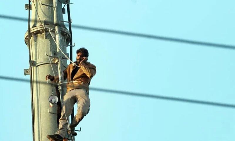 ماڈل ٹاؤن: گھریلو جھگڑے کے بعد شہری ہائی ٹینشن ٹاور پر چڑھ گیا، ریسکیو آپریشن جاری